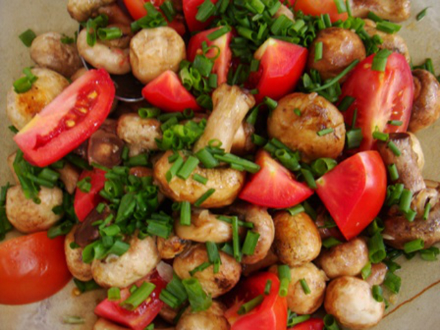 Read more about the article Mushroom,Tomato and Chive Salad